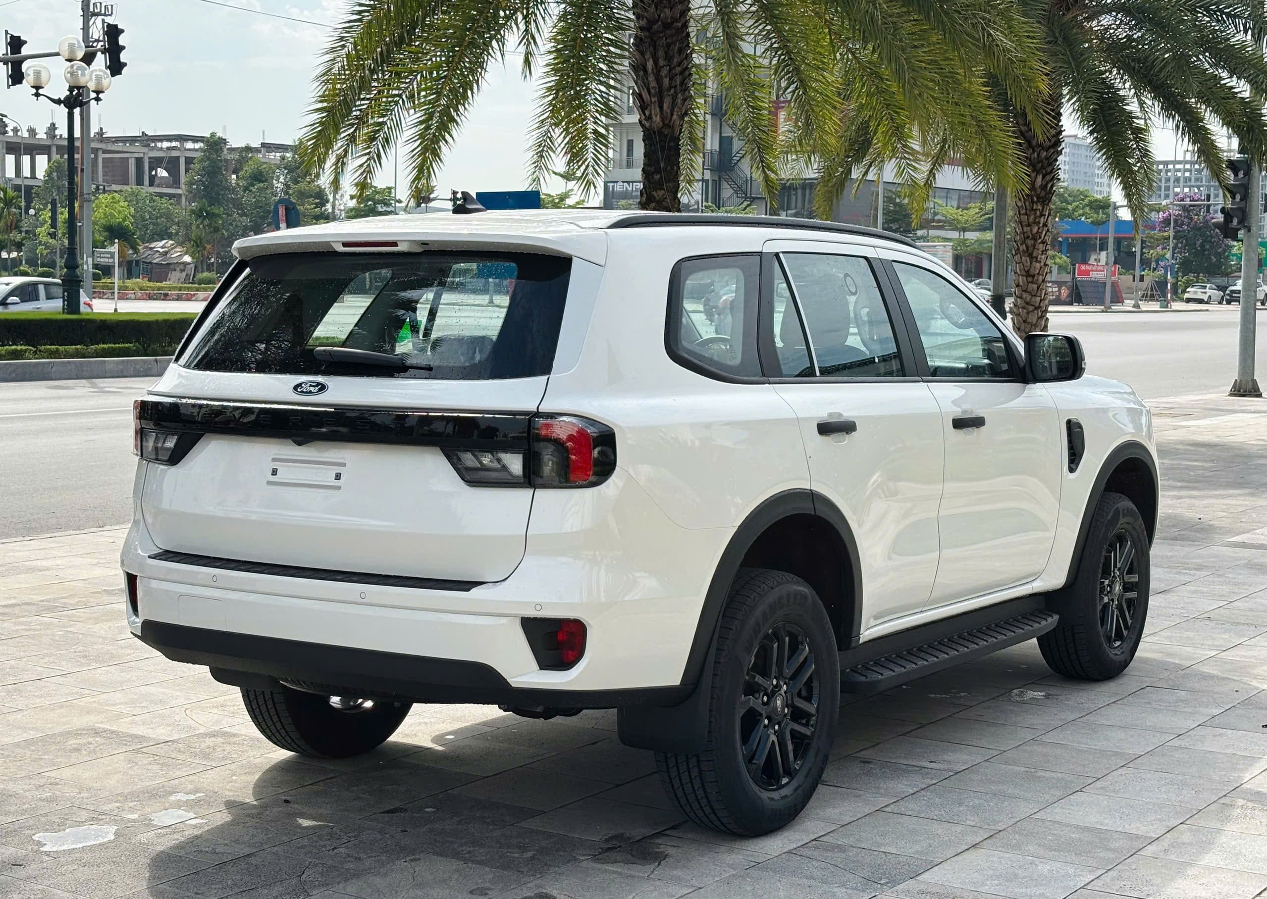 Ngoại thất Ford Everest Active Màu Trắng 2026