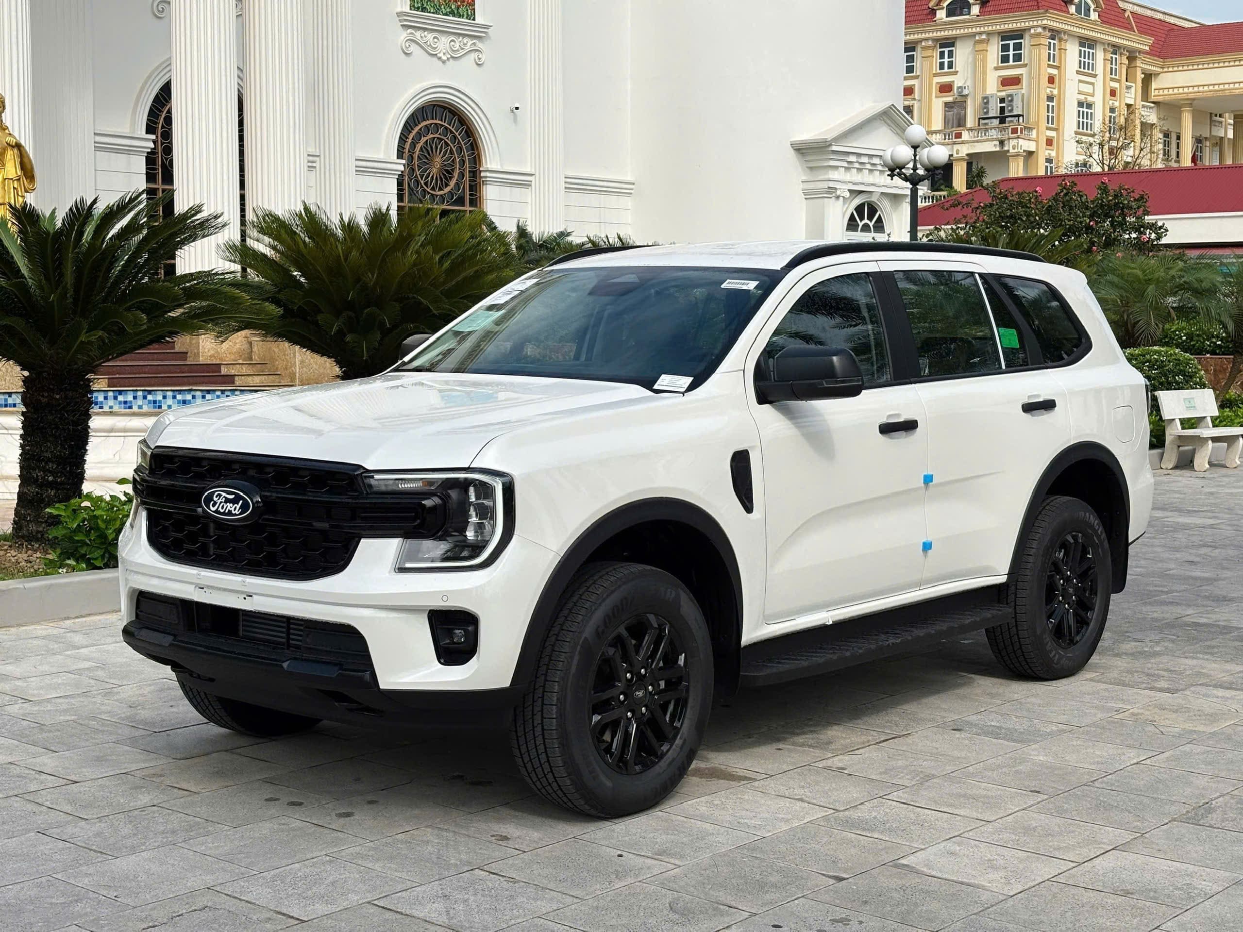 Ngoại thất Ford Everest Active Màu Trắng 2026