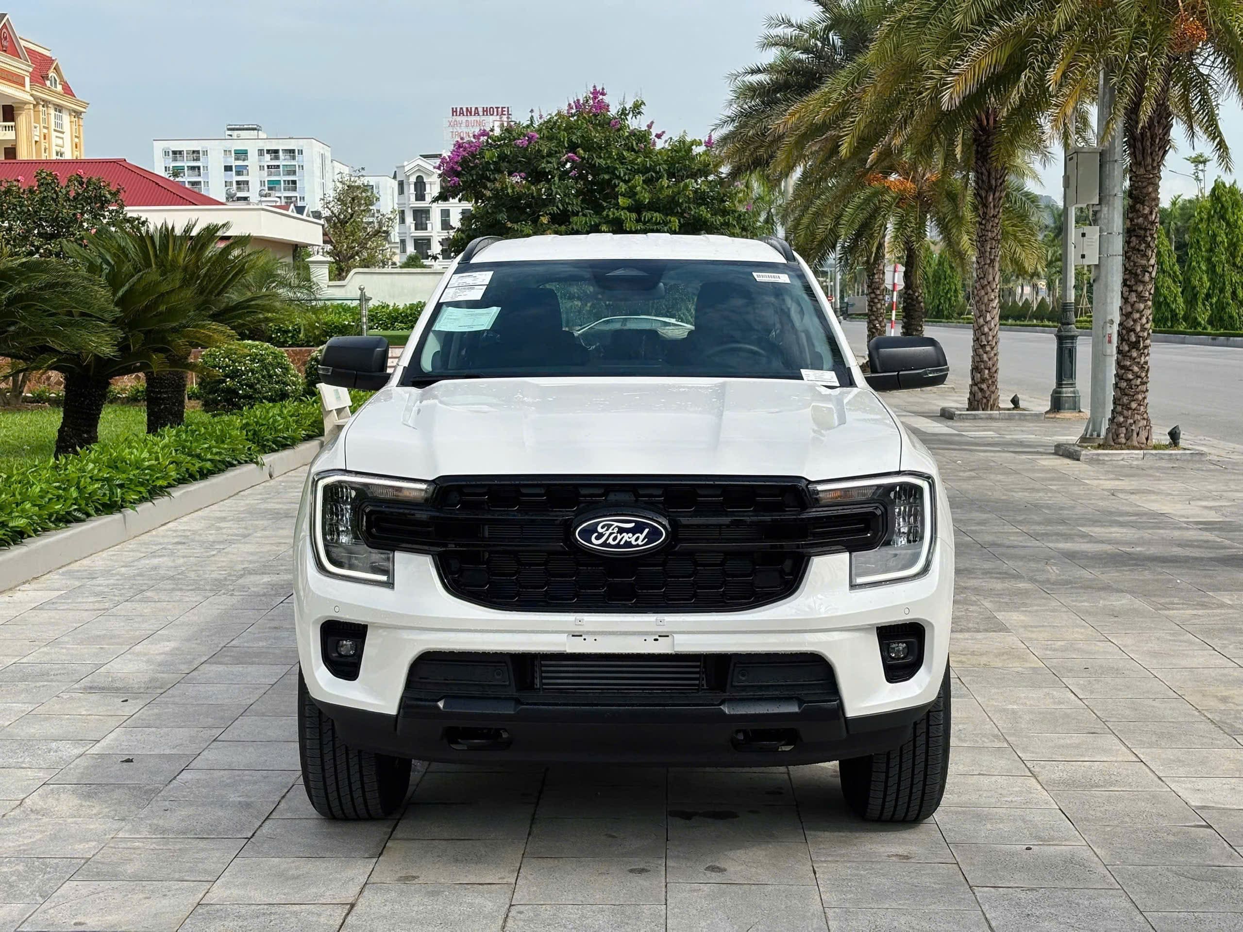Ngoại thất Ford Everest Active Màu Trắng 2026