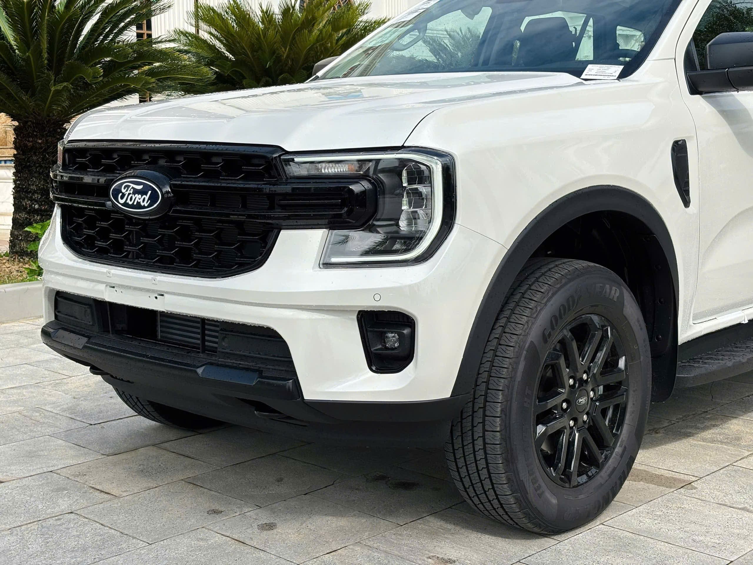 Đèn xe Ford Everest Active Màu Trắng 2026