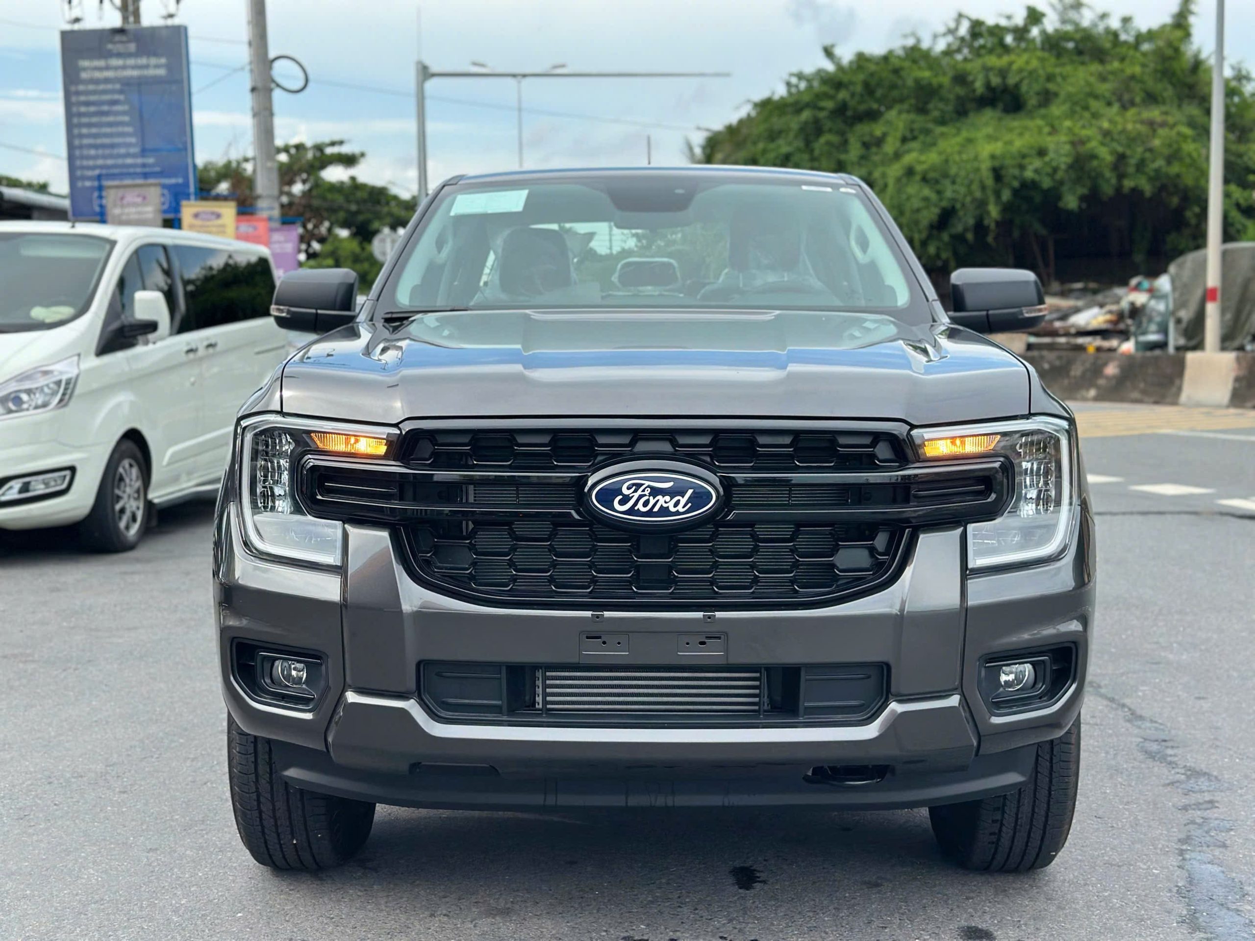 Ford Ranger XLS 4x2 AT Màu Ghi