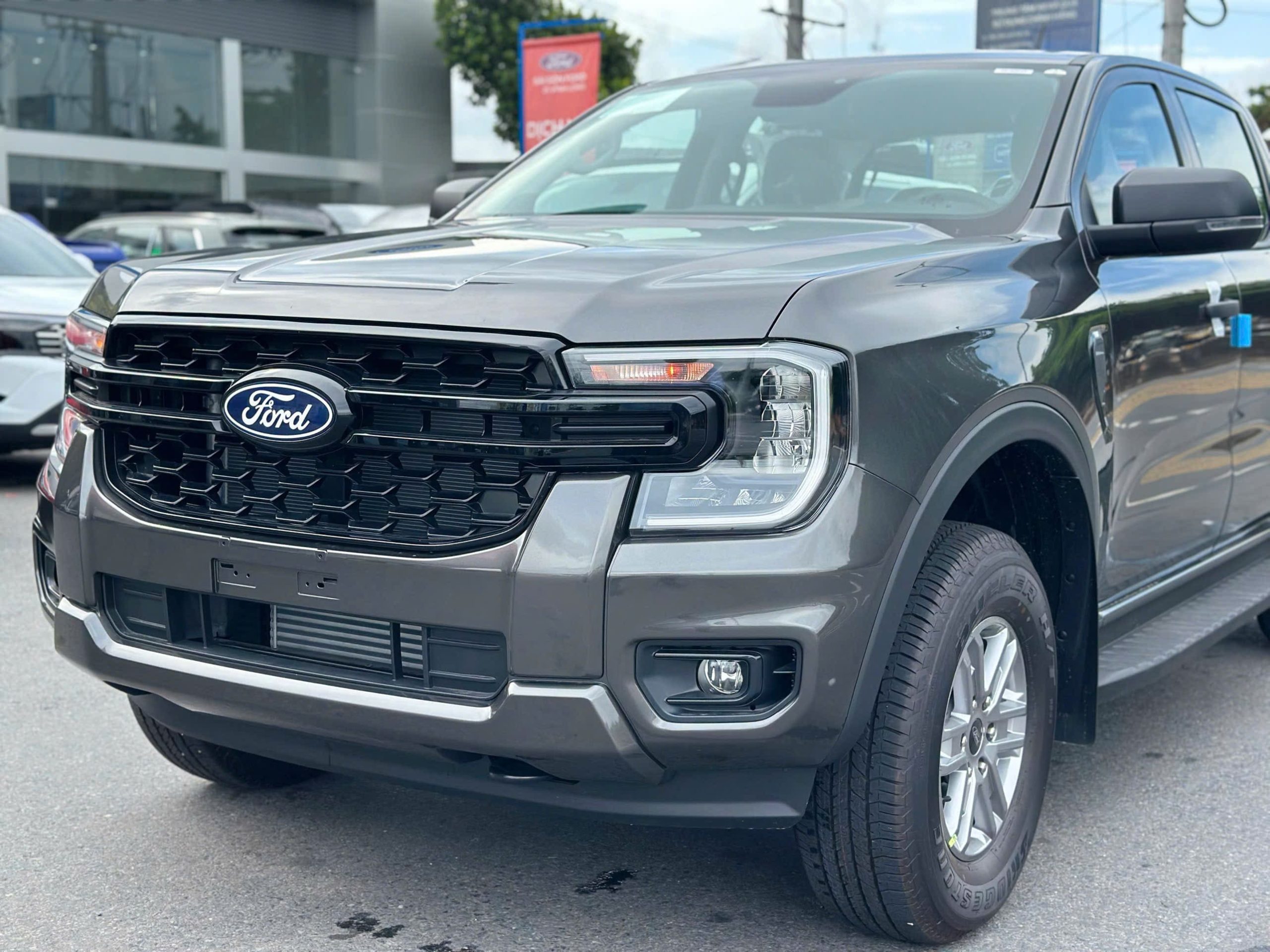 Ford Ranger XLS 4x2 AT Màu Ghi