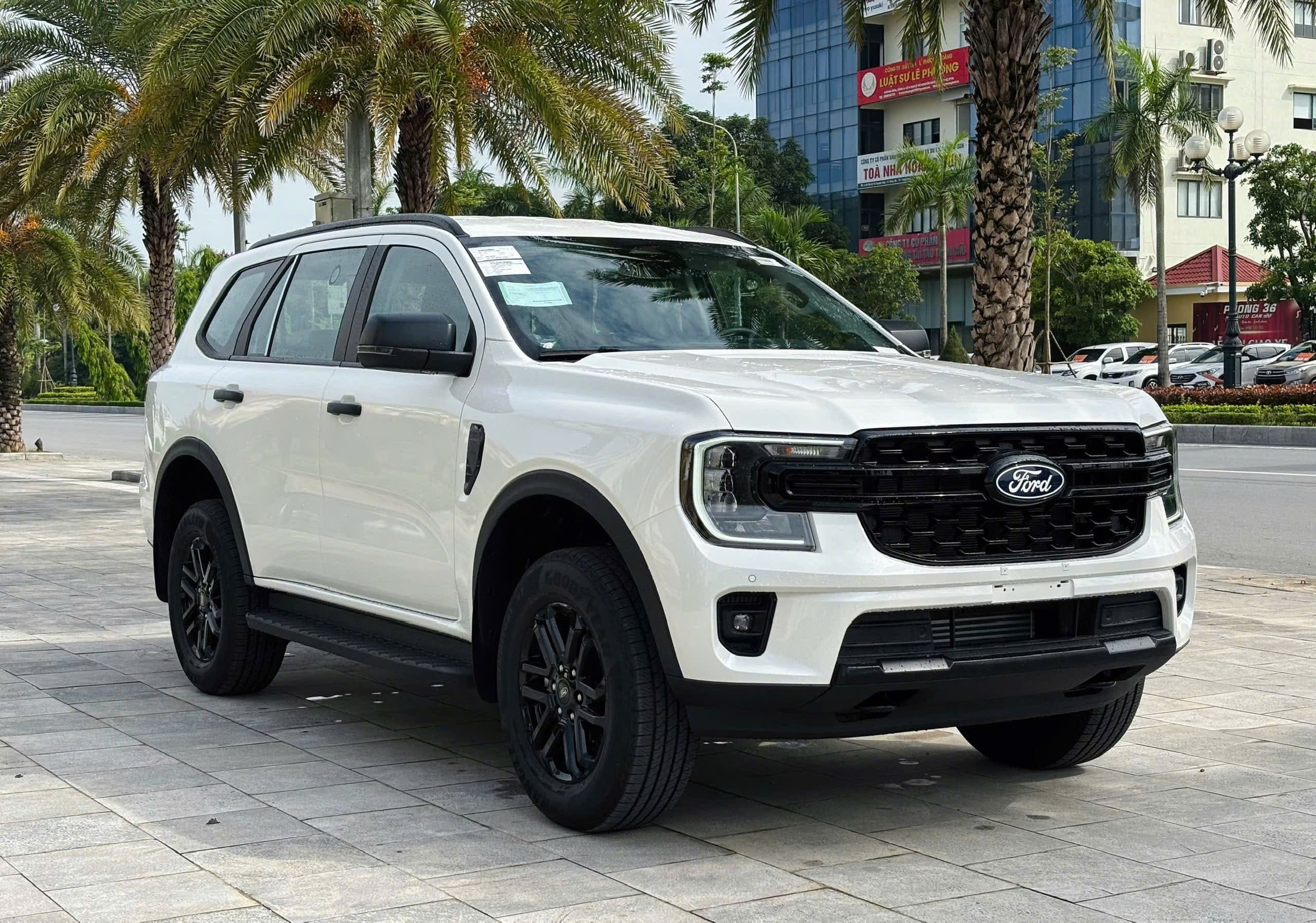 Giá xe Ford Everest Active 2026