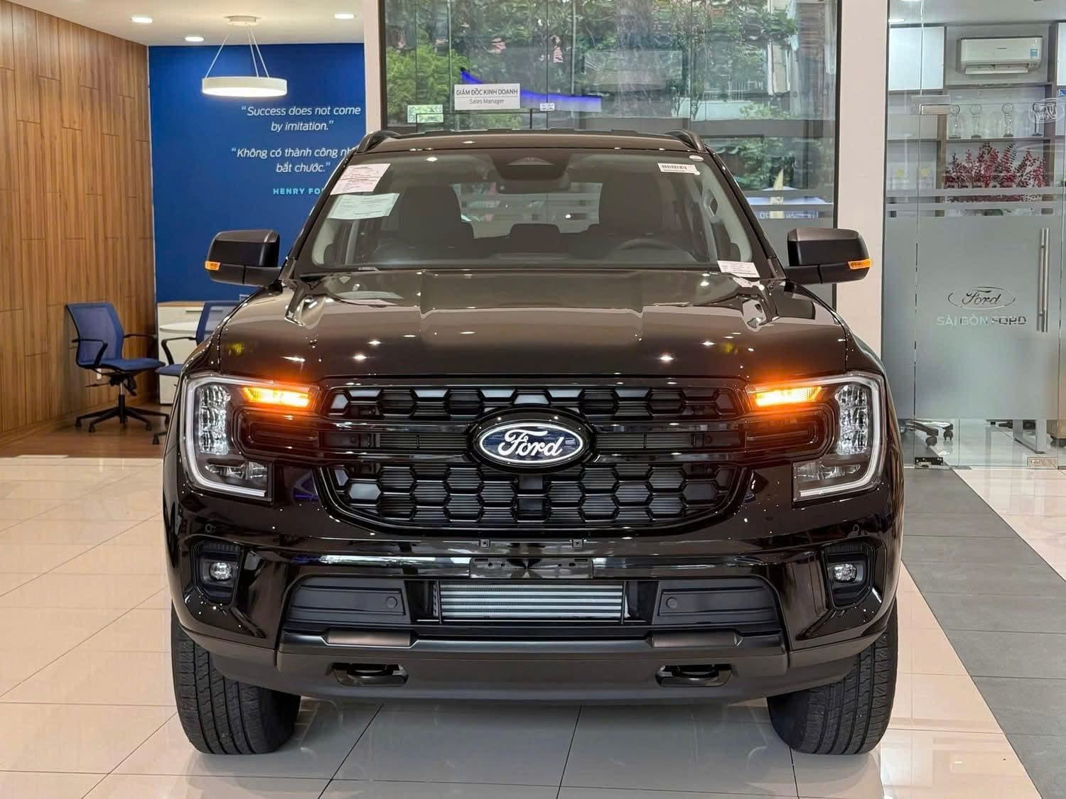 Ngoại Thất Xe Ford Everest Active Màu Đen 2026