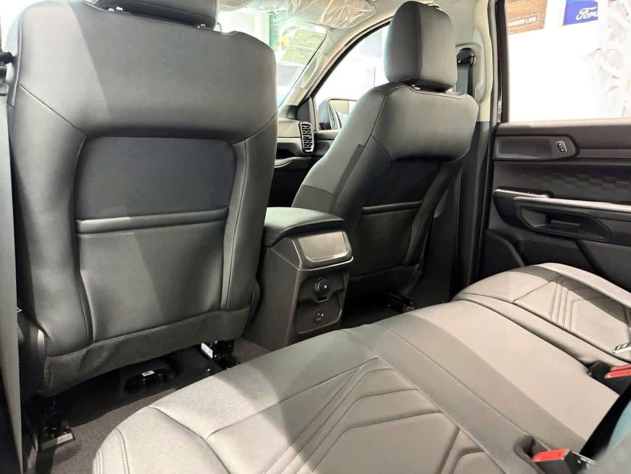 Nội thất hàng ghế thứ 2 trong xe Ford Everest Active Màu Đen 2026